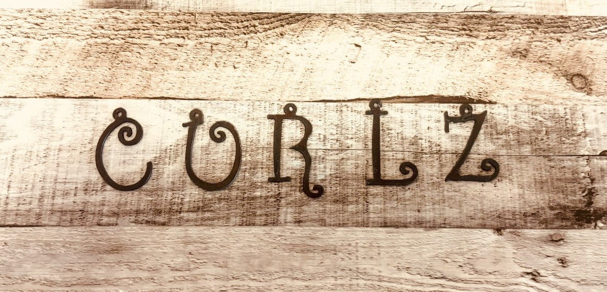 ."Curls" font Initial Charm