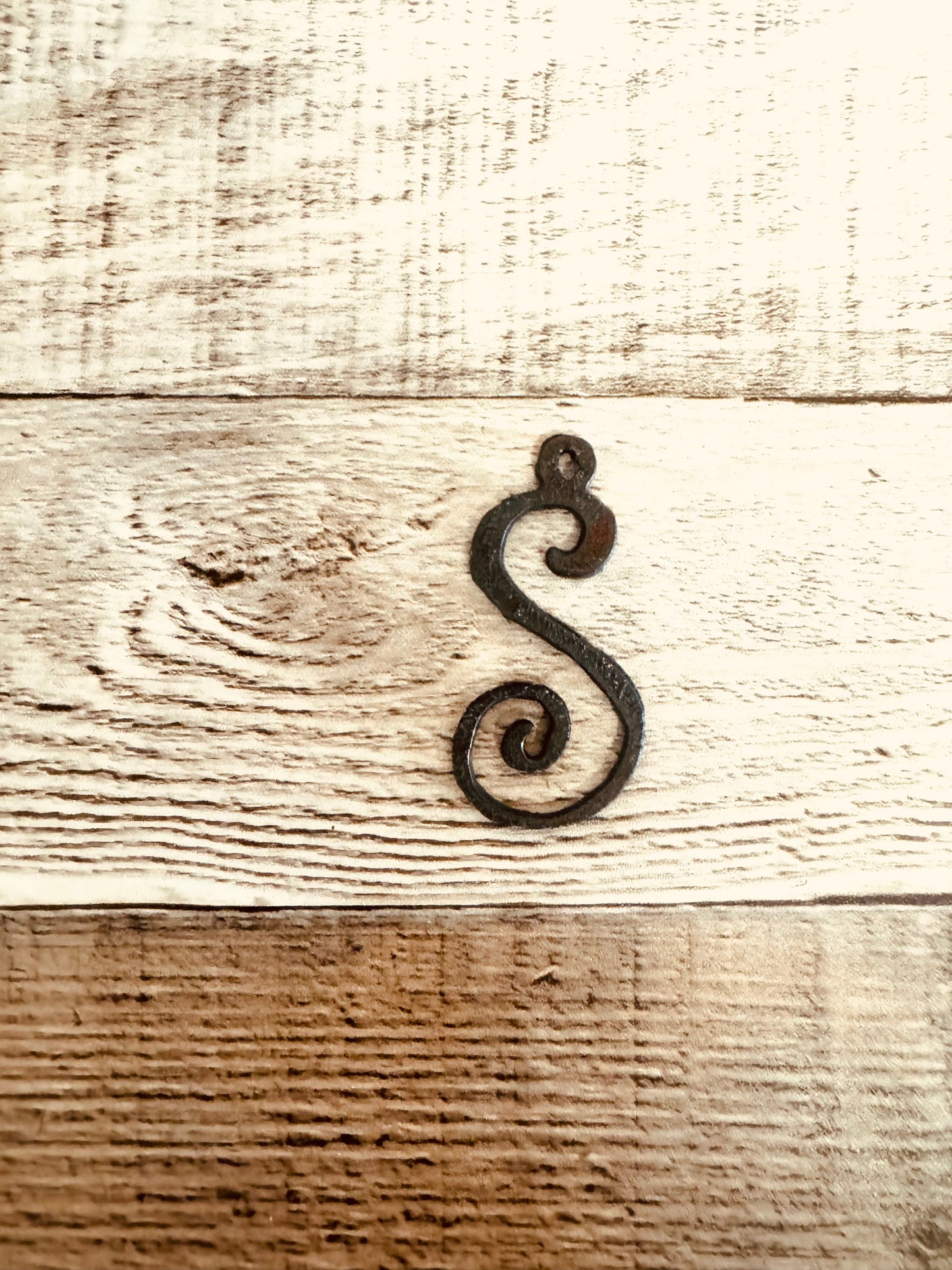 ."Curls" font Initial Charm